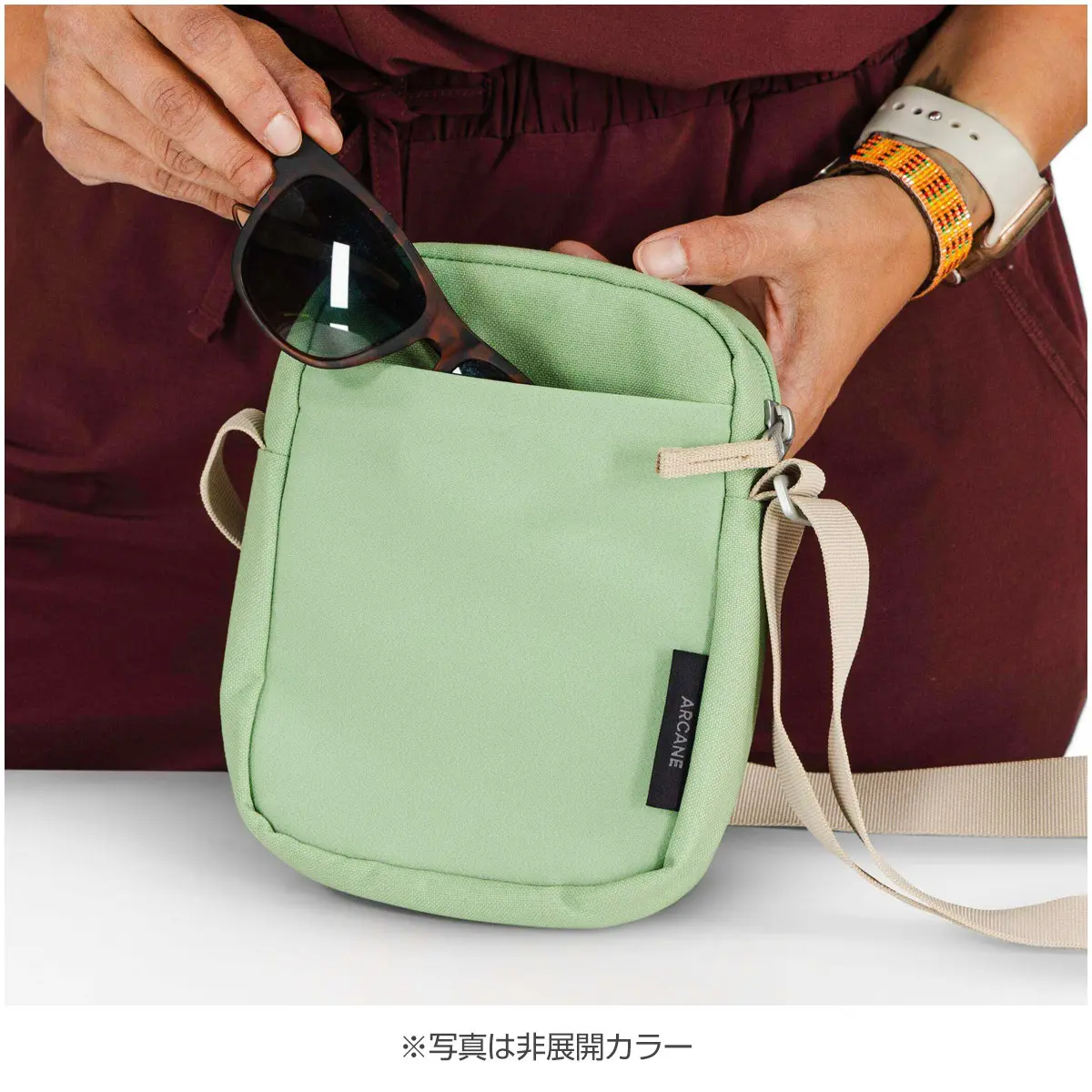 アーケインスモールクロスボディ ブラック